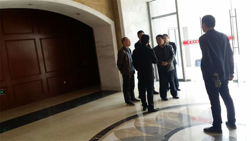 集团公司总司理万先逵、副总司理周志宏一行亲临利民佳苑小区现场指导事情_庄闲游戏
