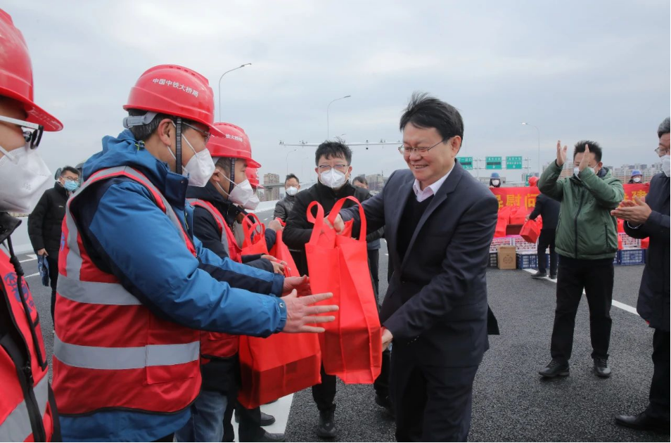 市长万广明走访慰问重大重点项目建设者_庄闲游戏